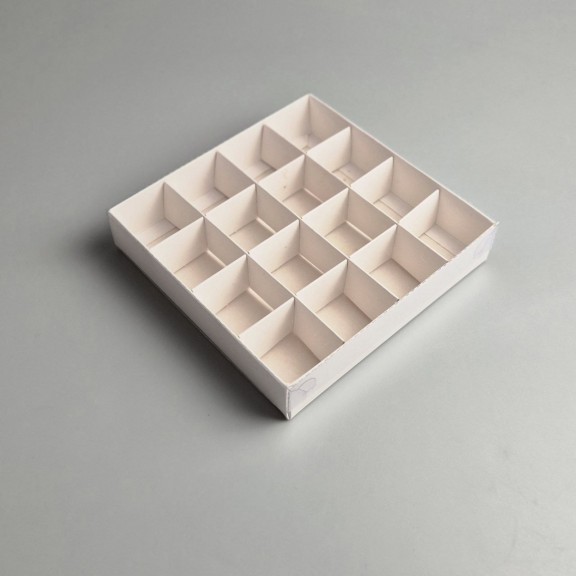 Коробка на 16 конфет 150*150*30  белая с крышкой ПВХ 