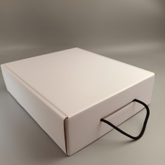 Подарункова коробка Біла з ручкою-шнурком 335*280*90 мм