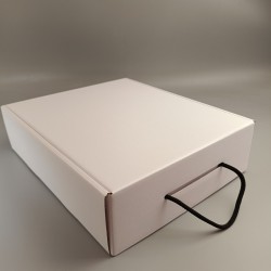 Подарункова коробка Біла з ручкою-шнурком 335*280*90 мм