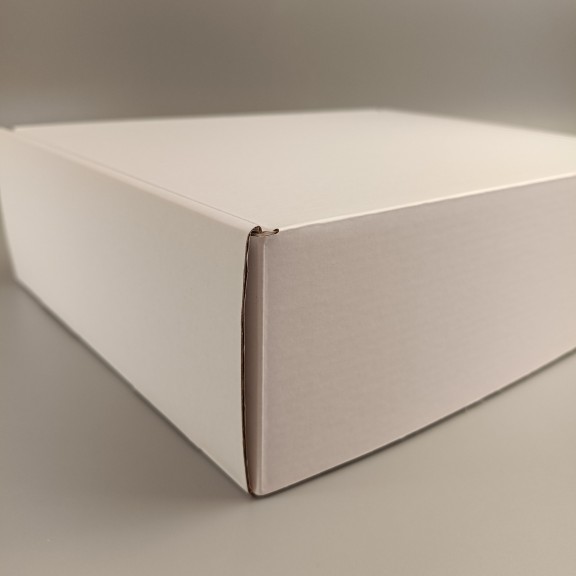 фото Подарункова коробка Біла з ламінованого картону 300*240*90 мм