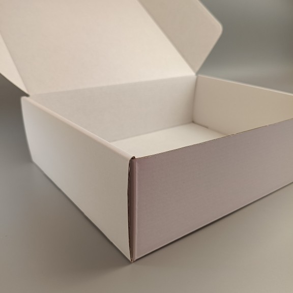 фото Подарункова коробка Біла з ламінованого картону 300*240*90 мм