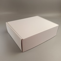 Подарункова коробка Біла з ламінованого картону 300*240*90 мм