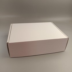 Подарункова коробка Біла з ламінованого картону 300*240*90 мм