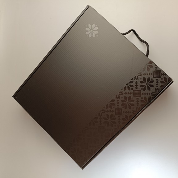 фото Подарункова коробка Чорна з ламінованим візерунком  335*280*90 мм