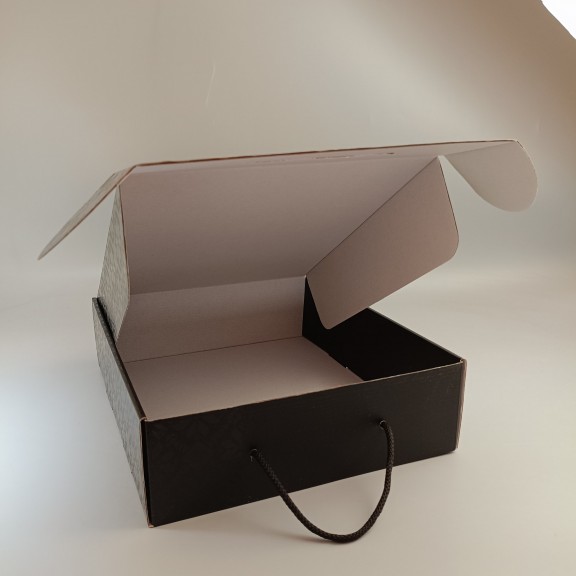 фото Подарункова коробка Чорна з ламінованим візерунком  335*280*90 мм