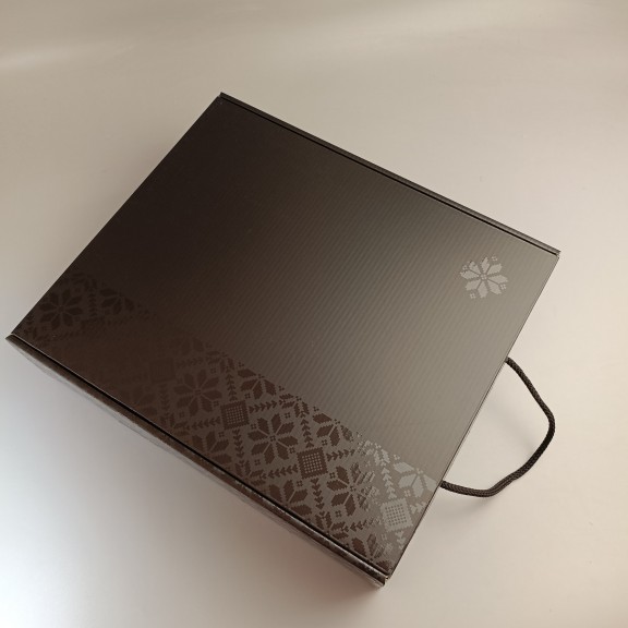 фото Подарункова коробка Чорна з ламінованим візерунком  335*280*90 мм