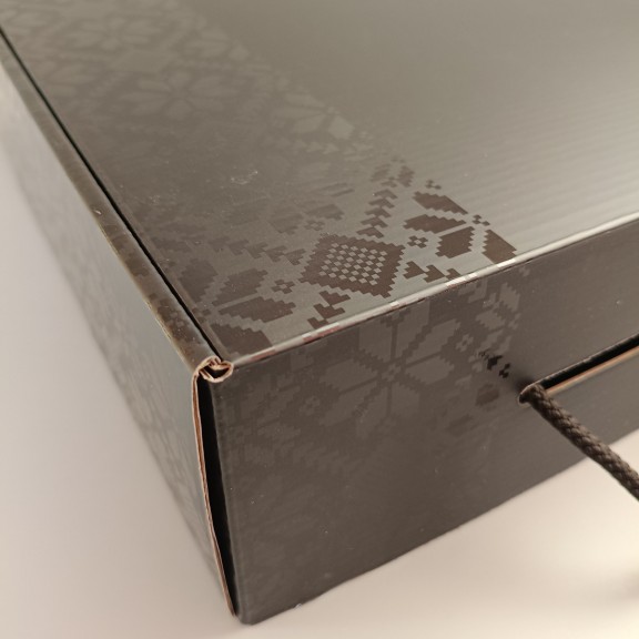 фото Подарункова коробка Чорна з ламінованим візерунком  335*280*90 мм