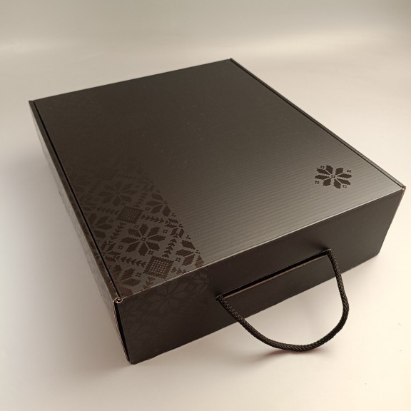 фото Подарункова коробка Чорна з ламінованим візерунком  335*280*90 мм