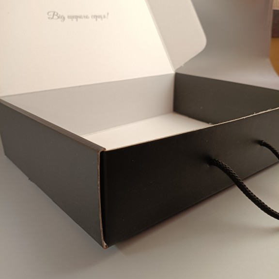 фото Подарункова коробка Сюрприз всередині 320*240*79 мм Чорна