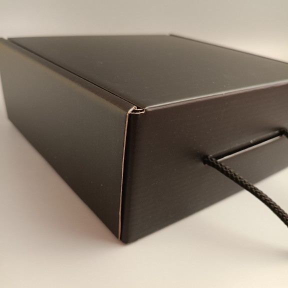 фото Подарункова коробка Чорна 220*220*88 мм, з ручкою шнурком