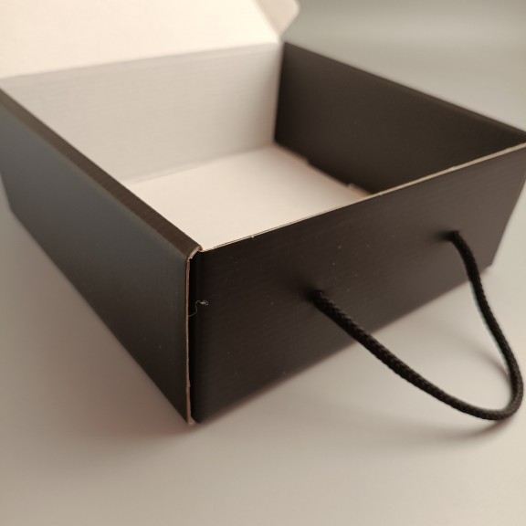 фото Подарункова коробка Чорна 220*220*88 мм, з ручкою шнурком