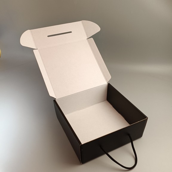 фото Подарункова коробка Чорна 220*220*88 мм, з ручкою шнурком