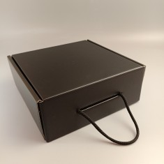 Подарункова коробка Чорна 220*220*88 мм, з ручкою шнурком