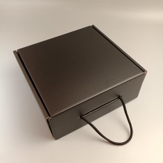 Подарункова коробка Чорна 220*220*88 мм, з ручкою шнурком