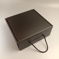 Подарункова коробка Чорна 220*220*88 мм, з ручкою шнурком