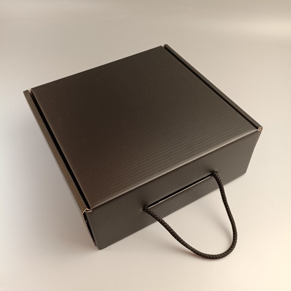 фото Подарункова коробка Чорна 220*220*88 мм, з ручкою шнурком