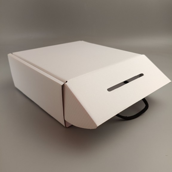 фото Подарункова коробка Біла 220*220*88 з ручкою-шнурком