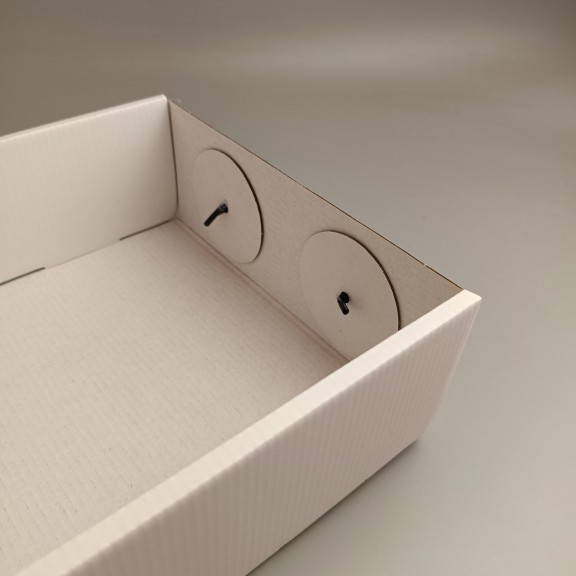 фото Подарункова коробка Біла 220*220*88 з ручкою-шнурком