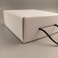 Подарункова коробка Біла 220*220*88 з ручкою-шнурком