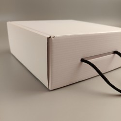 Подарункова коробка Біла 220*220*88 з ручкою-шнурком