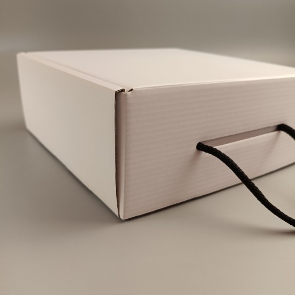 фото Подарункова коробка Біла 220*220*88 з ручкою-шнурком