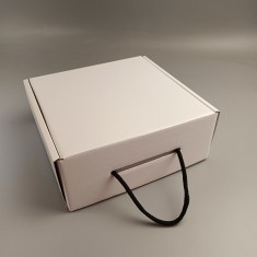 Подарункова коробка Біла 220*220*88 з ручкою-шнурком