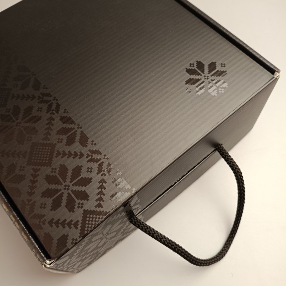 фото Подарункова коробка Чорна з ручкою-шнурком з ламінованим візерунком 220*220*88