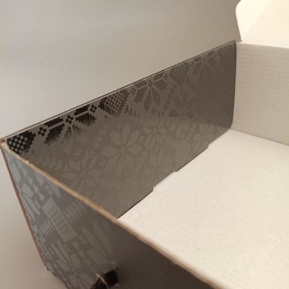 фото Подарункова коробка Чорна з ручкою-шнурком з ламінованим візерунком 220*220*88