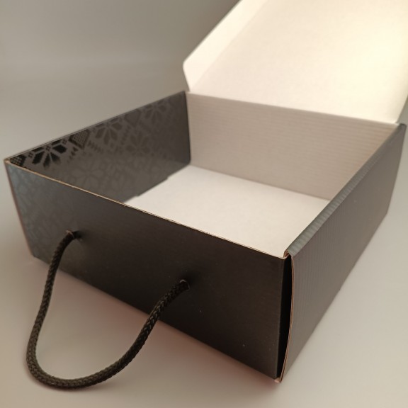 фото Подарункова коробка Чорна з ручкою-шнурком з ламінованим візерунком 220*220*88