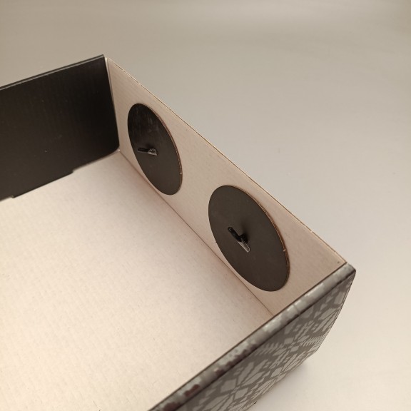 фото Подарункова коробка Чорна з ручкою-шнурком з ламінованим візерунком 220*220*88