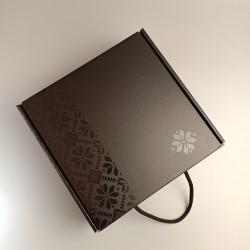 Подарункова коробка Чорна з ручкою-шнурком з ламінованим візерунком 220*220*88