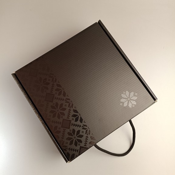 фото Подарункова коробка Чорна з ручкою-шнурком з ламінованим візерунком 220*220*88