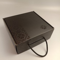 Подарункова коробка Чорна з ручкою-шнурком з ламінованим візерунком 220*220*88