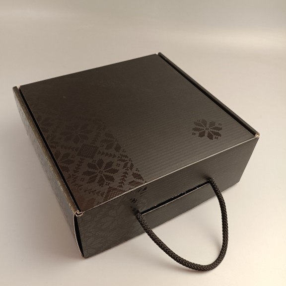 фото Подарункова коробка Чорна з ручкою-шнурком з ламінованим візерунком 220*220*88